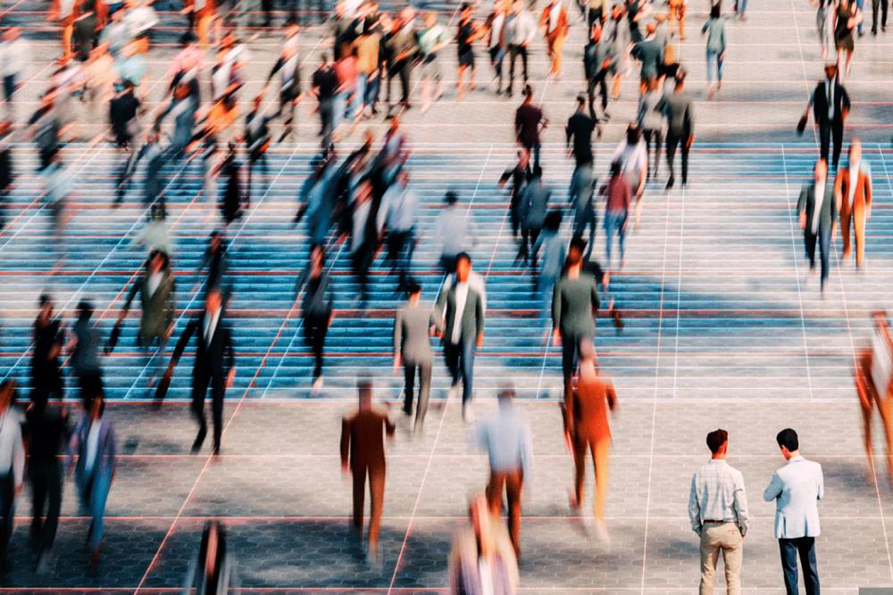 Imagen personas transitando por un área amplia